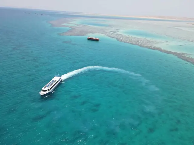 Bateau au-dessus du récif, vue aérienne