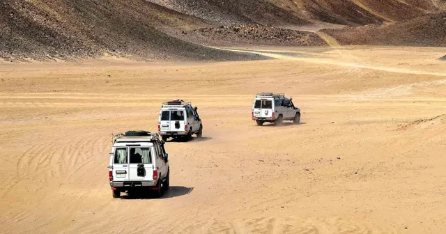 Jeeps dans le désert